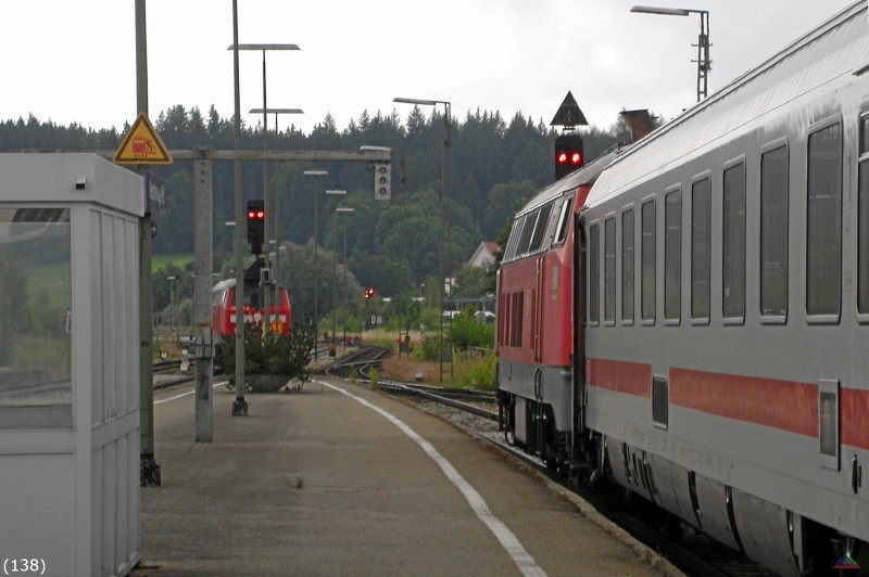 Bahn 138.jpg - In Kempten wird die Doppeltraktion aufgelöst. Lok 218 487-7 fährt ins BW.